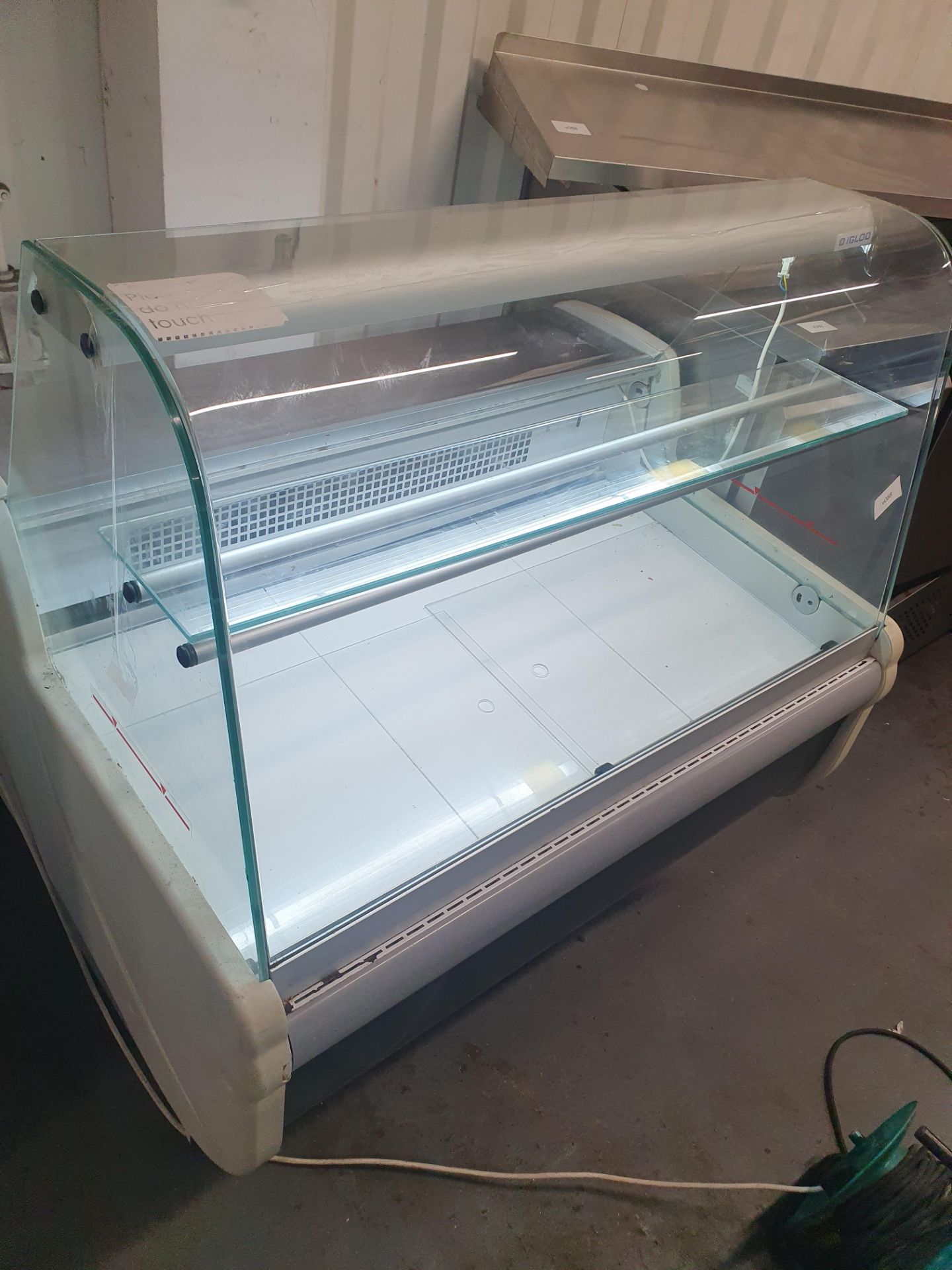 * Igloo serve over chiller counter, with chiller compartment. 1000w x 800d x 1200h - Image 2 of 5