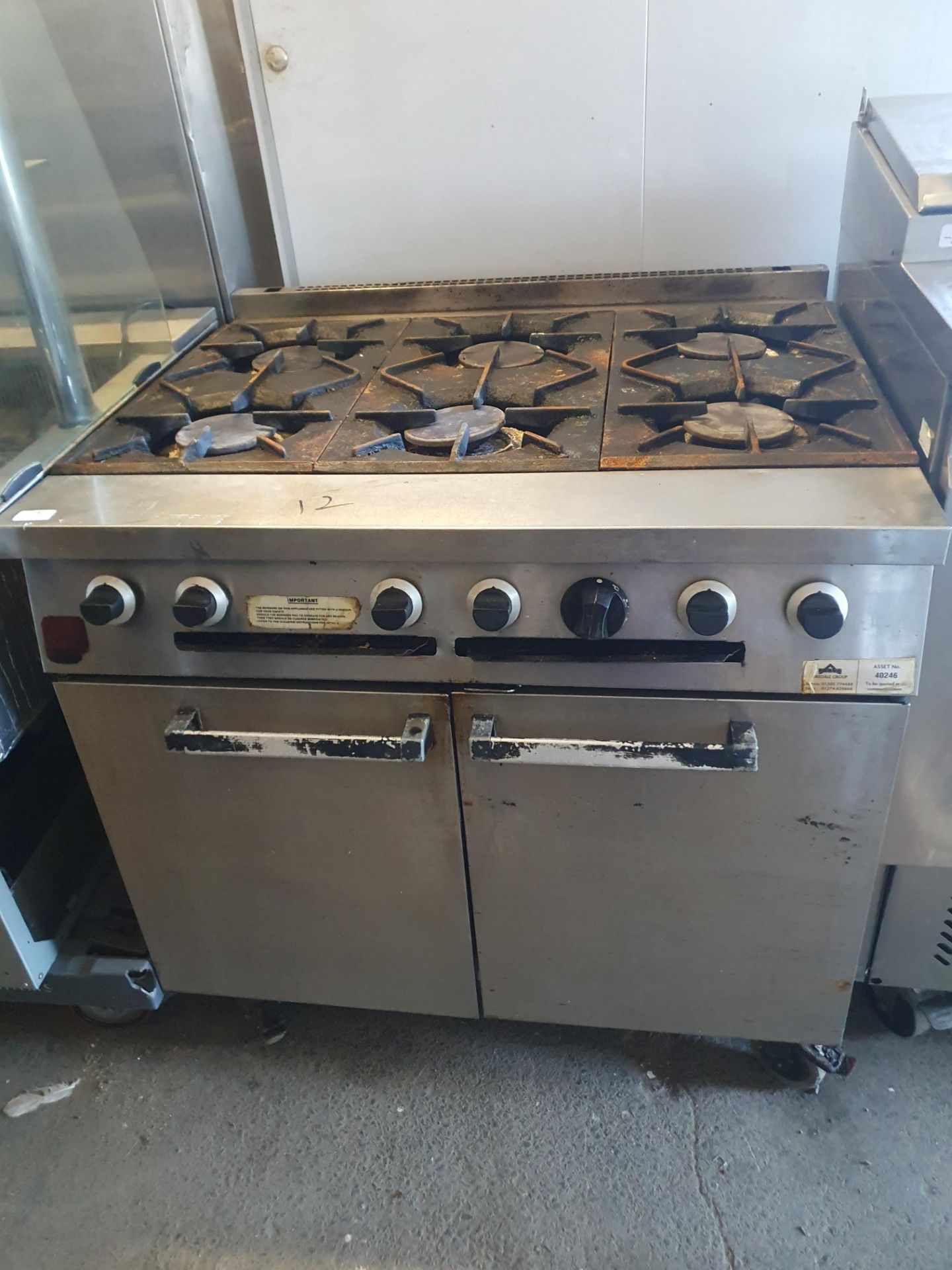 * 6 burner hob and oven - Image 2 of 3