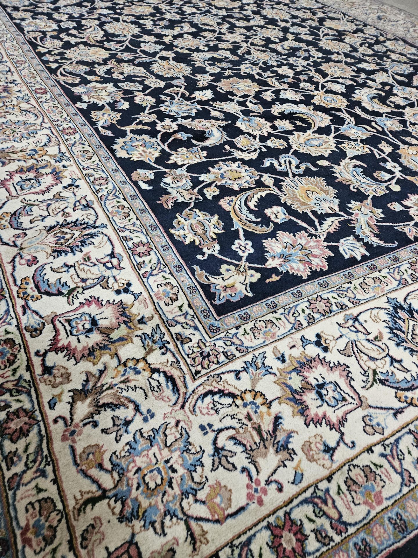 * Meshed Iranian rug - 3.15m x 2m