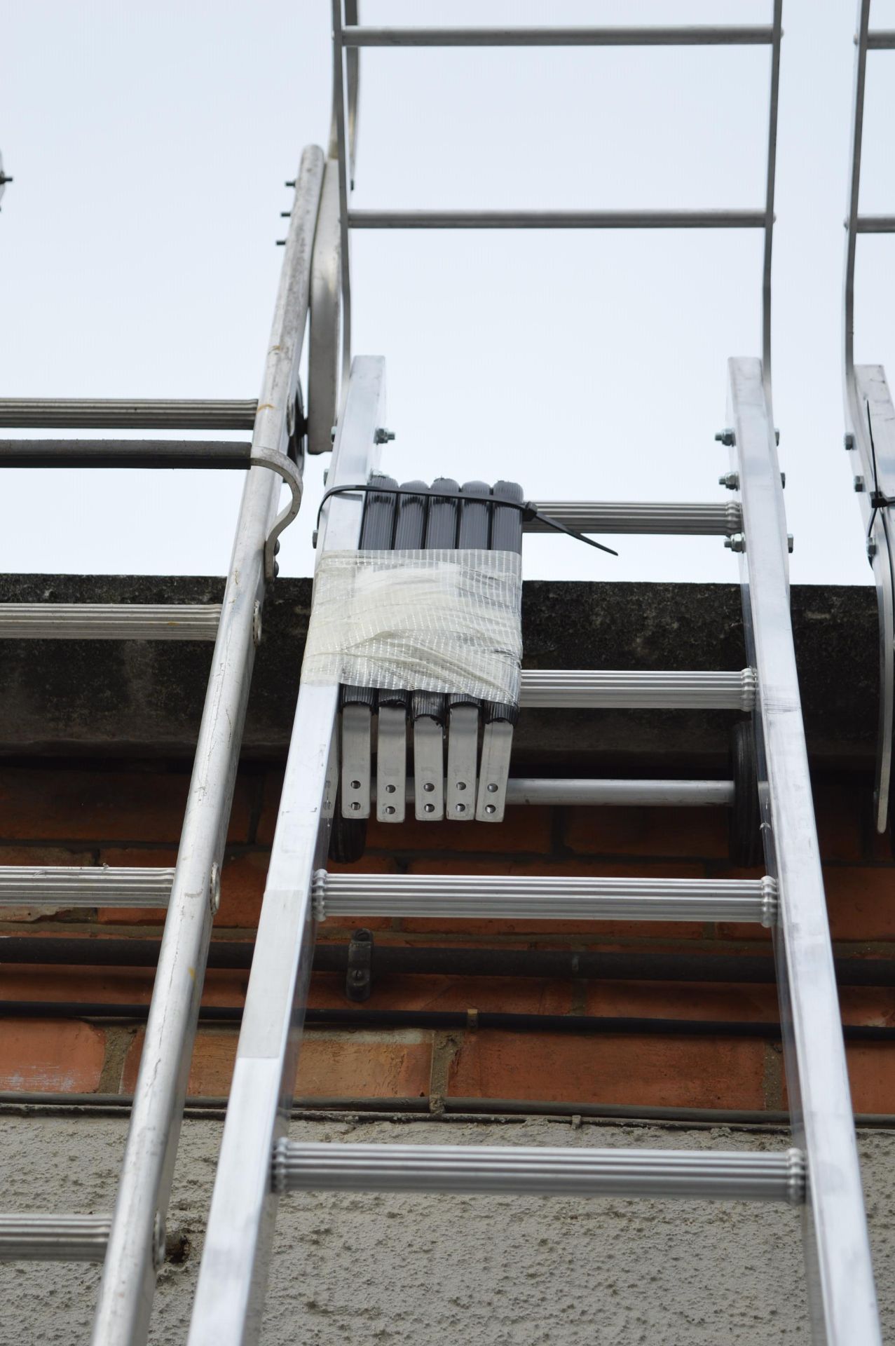 *Lyte 3.95m Roof Ladder - Image 3 of 4