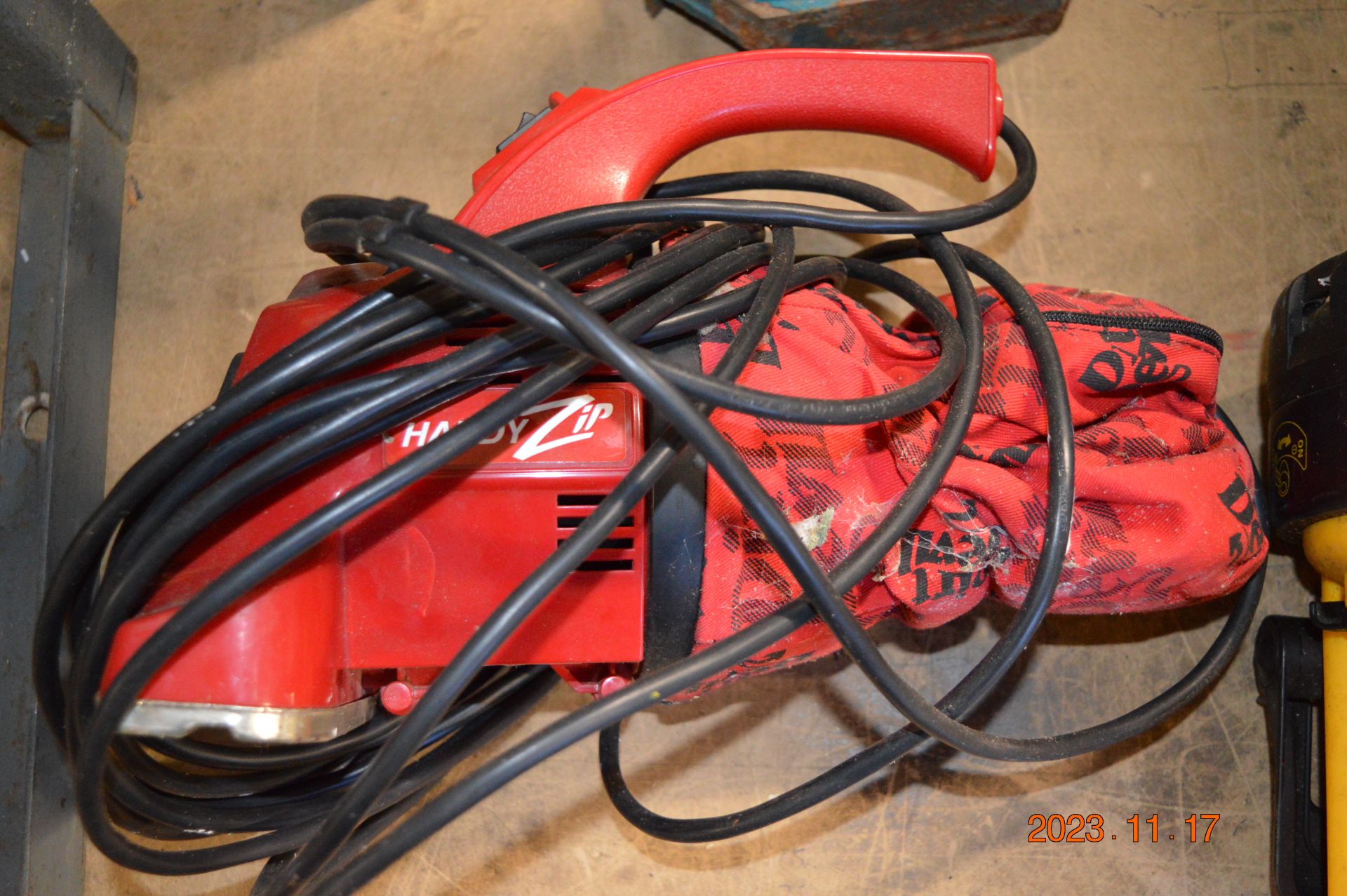 Power Devil Handy Zip Vacuum Cleaner and a Torch - Image 3 of 4