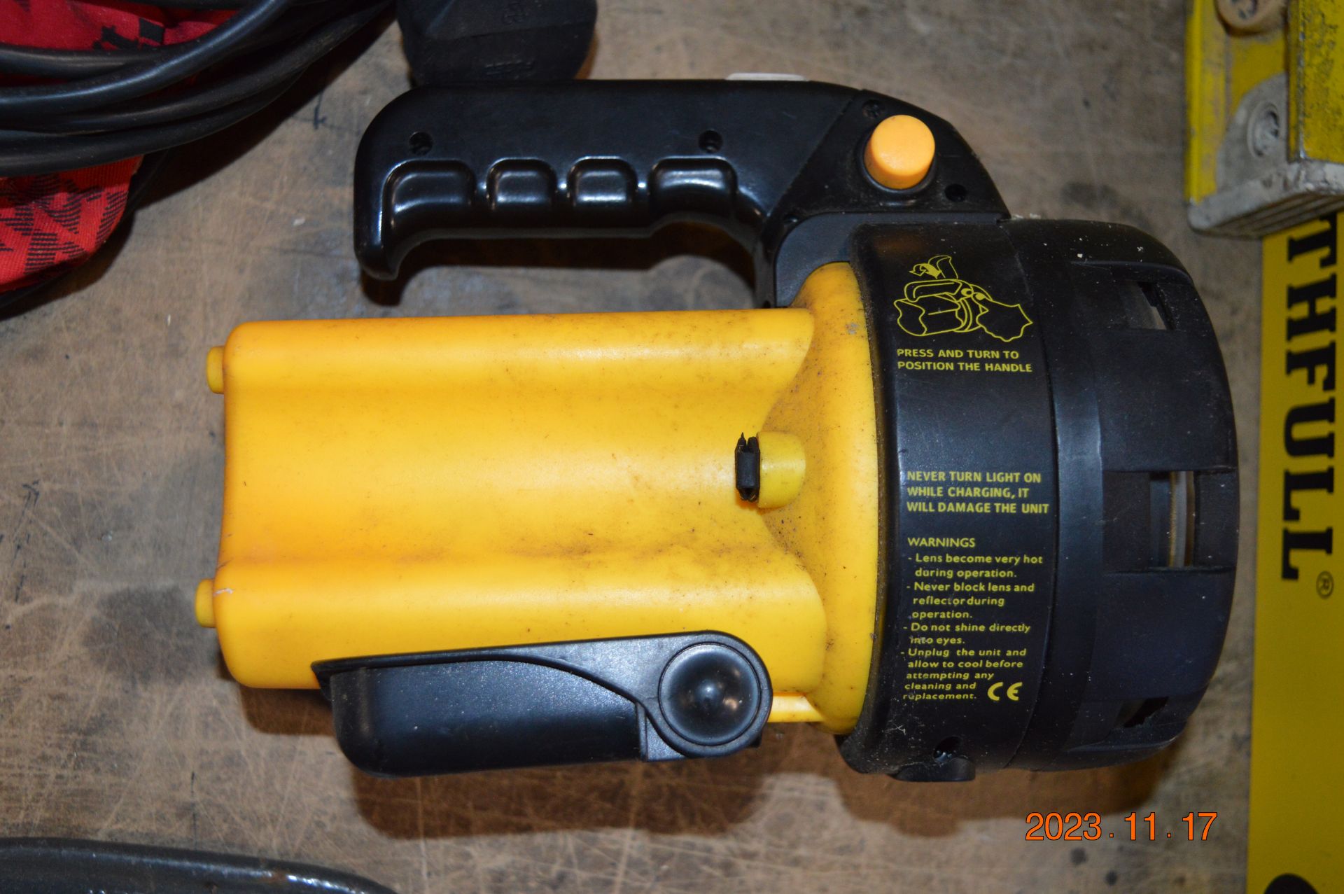 Power Devil Handy Zip Vacuum Cleaner and a Torch - Image 2 of 4