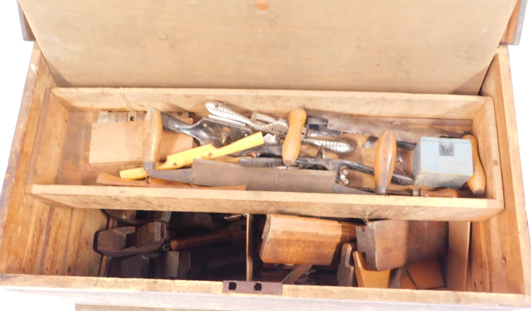 A stained pine carpenter's tool chest, containing moulding planes, braces, saws and other tools, che - Image 2 of 5