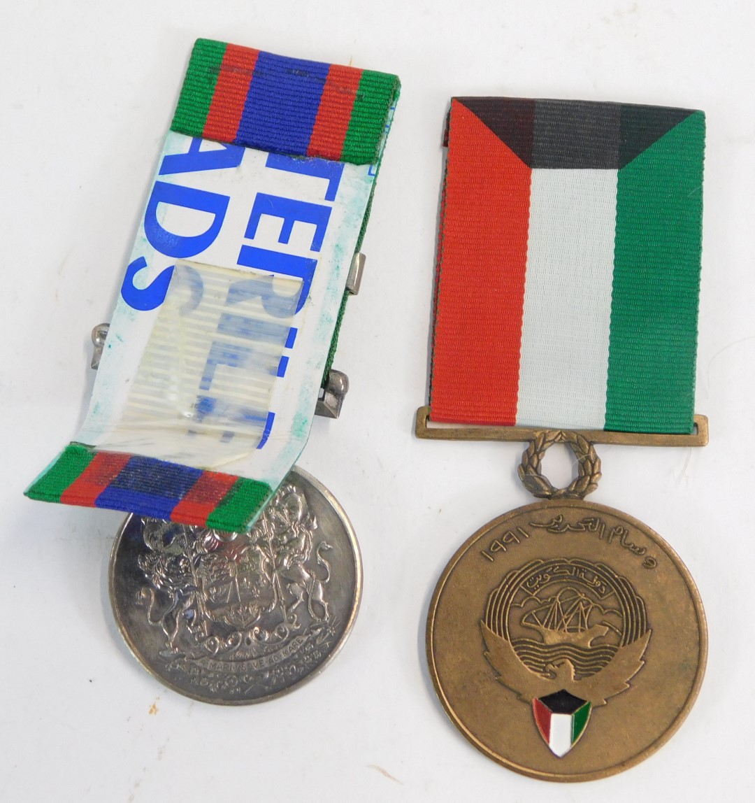 A Kuwaiti Liberation medal, together with a WWII Canadian Volunteer Overseas medal. (2) NB. Lots 1 t - Image 2 of 4