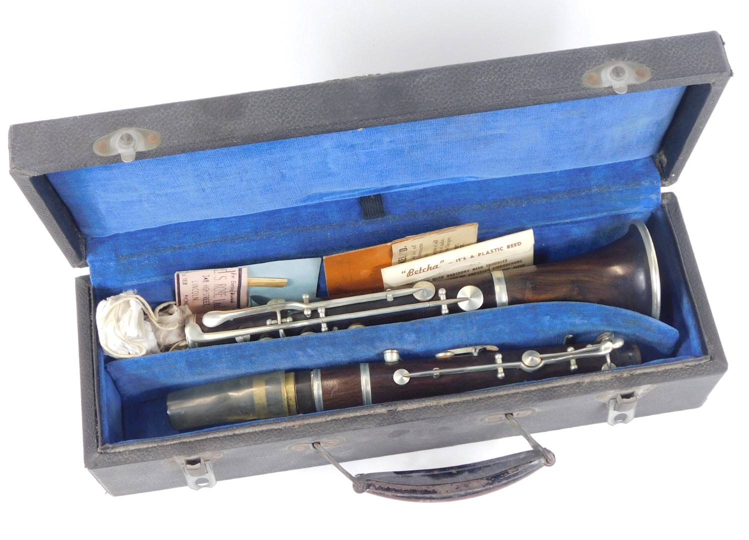 An early 20thC Willis rosewood clarinet, cased with accessories.