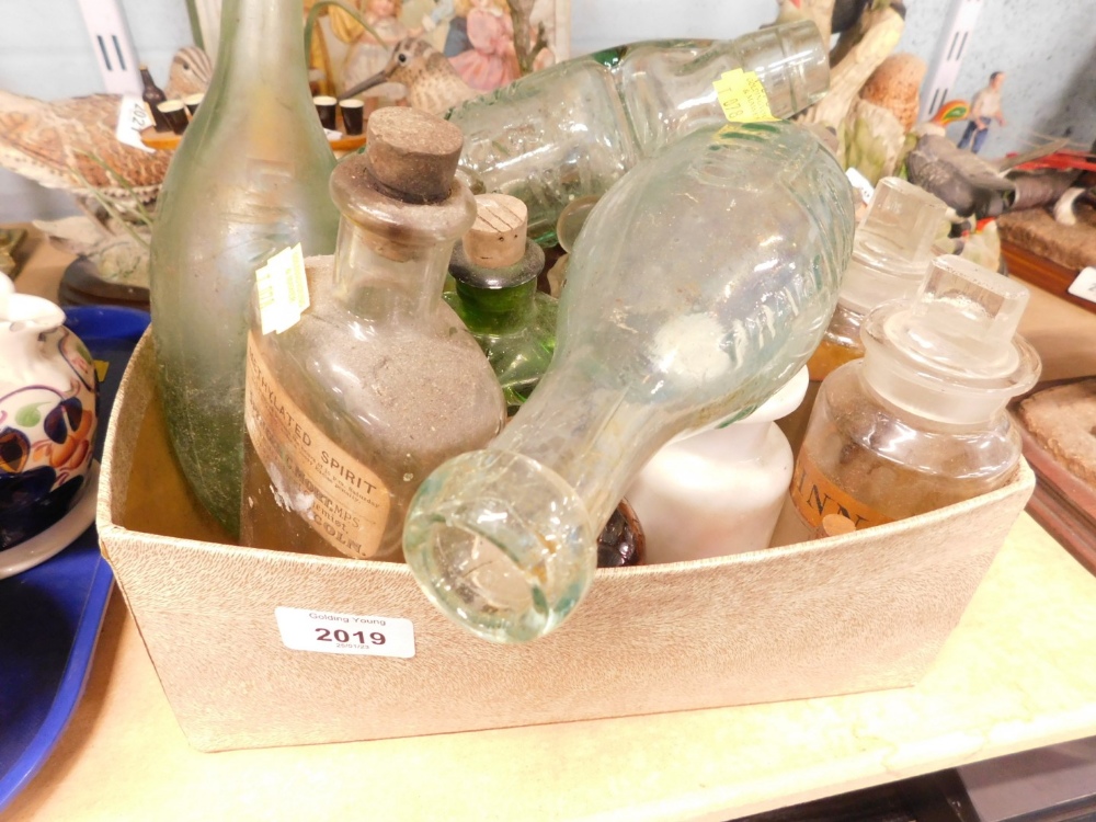 Various glass bottles, pharmaceutical and other jars, scientific jars, etc. (1 box)