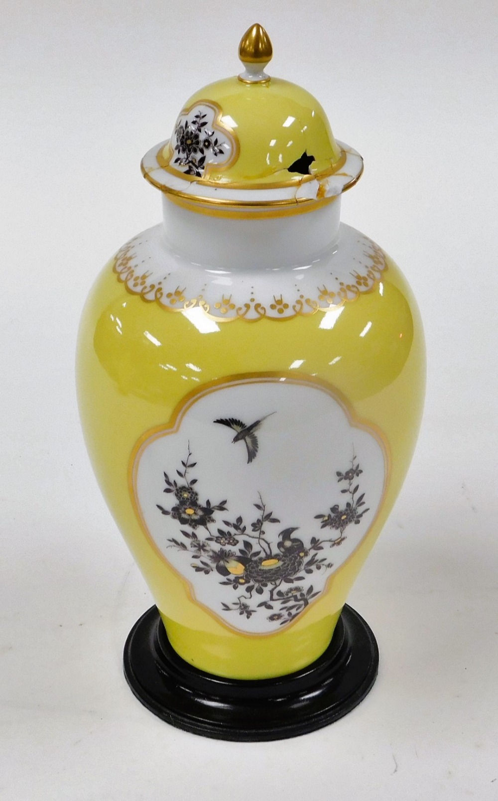 A pair of 20thC Meissen porcelain vases and covers, manner of Johann Horoldt, decorated with reserve - Image 4 of 10