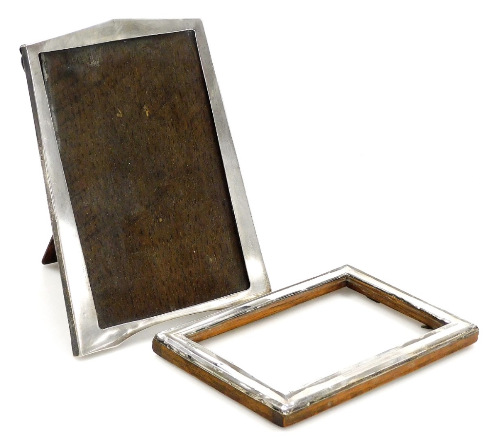 A George V silver strut photograph frame, Birmingham 1919, aperture 14.5cm x 9.5cm, frame 17cm x 12.