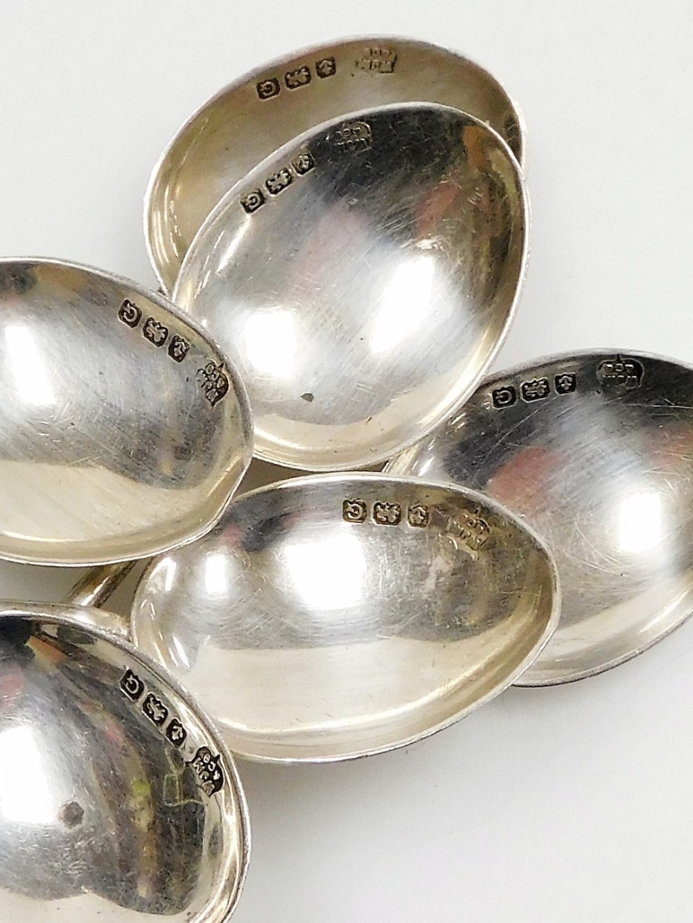 A group of small silver, comprising a set of six Edward VII Rat-tail pattern coffee spoons, London 1 - Image 3 of 4