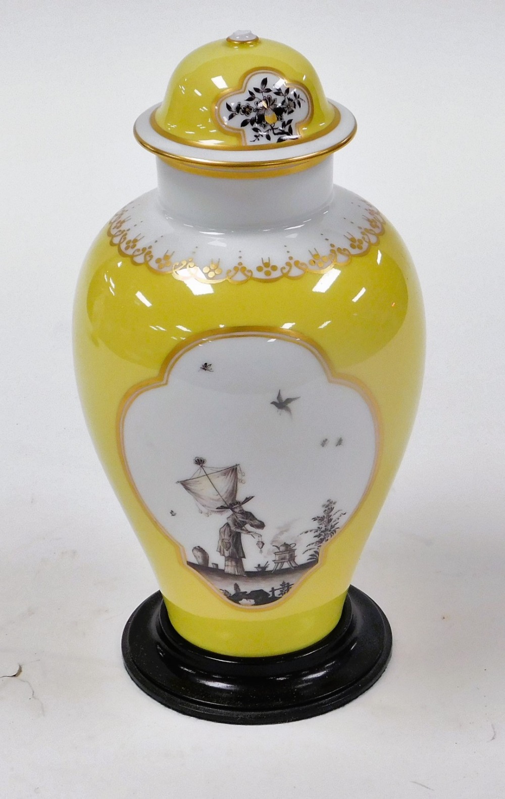 A pair of 20thC Meissen porcelain vases and covers, manner of Johann Horoldt, decorated with reserve - Image 7 of 10