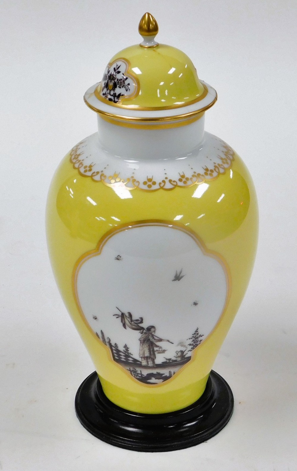 A pair of 20thC Meissen porcelain vases and covers, manner of Johann Horoldt, decorated with reserve - Image 2 of 10