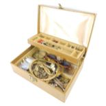 A brown leatherette jewellery box and contents, comprising silvered bracelet, bangle, dress ring, et