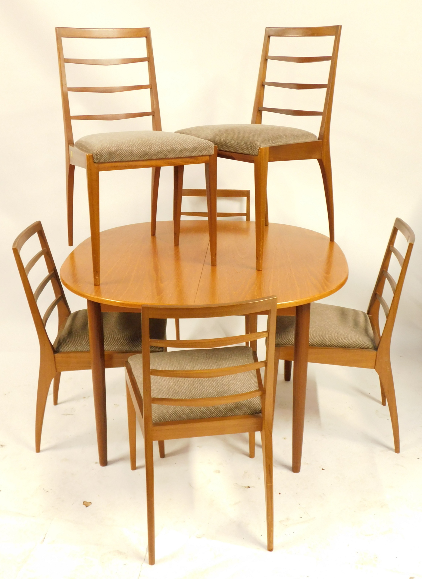 A Mackintosh Furniture teak mid century dining room suite, comprising of an extending dining table a - Image 4 of 4