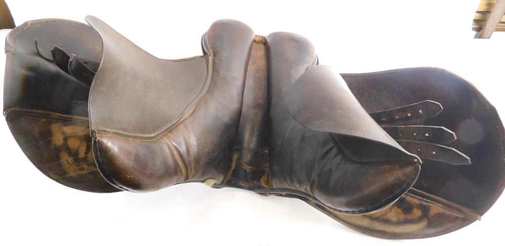 A leather riding saddle with metal mounts, 39cm high. - Bild 2 aus 2
