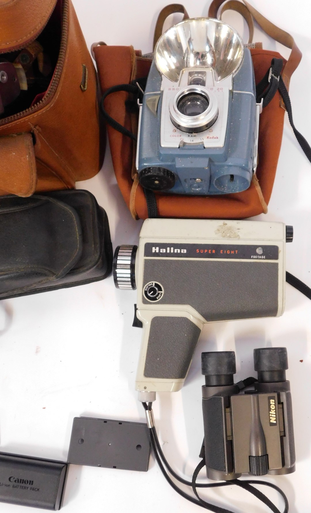 A group of camera equipment, comprising Samsung, Halina Super 8, Vivitar DVR 908M, Kodapak 126, Yash - Image 4 of 5