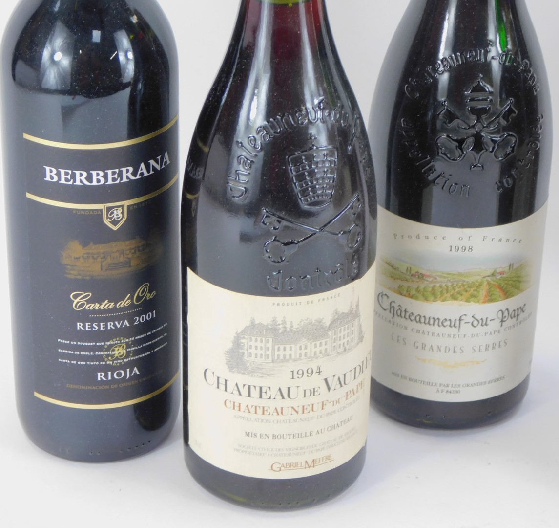 Six bottles of wine, comprising a Chateau du Vaudieu Chateauneuf-du-Pape 1994, a Cotaux du Libron Re - Bild 2 aus 3