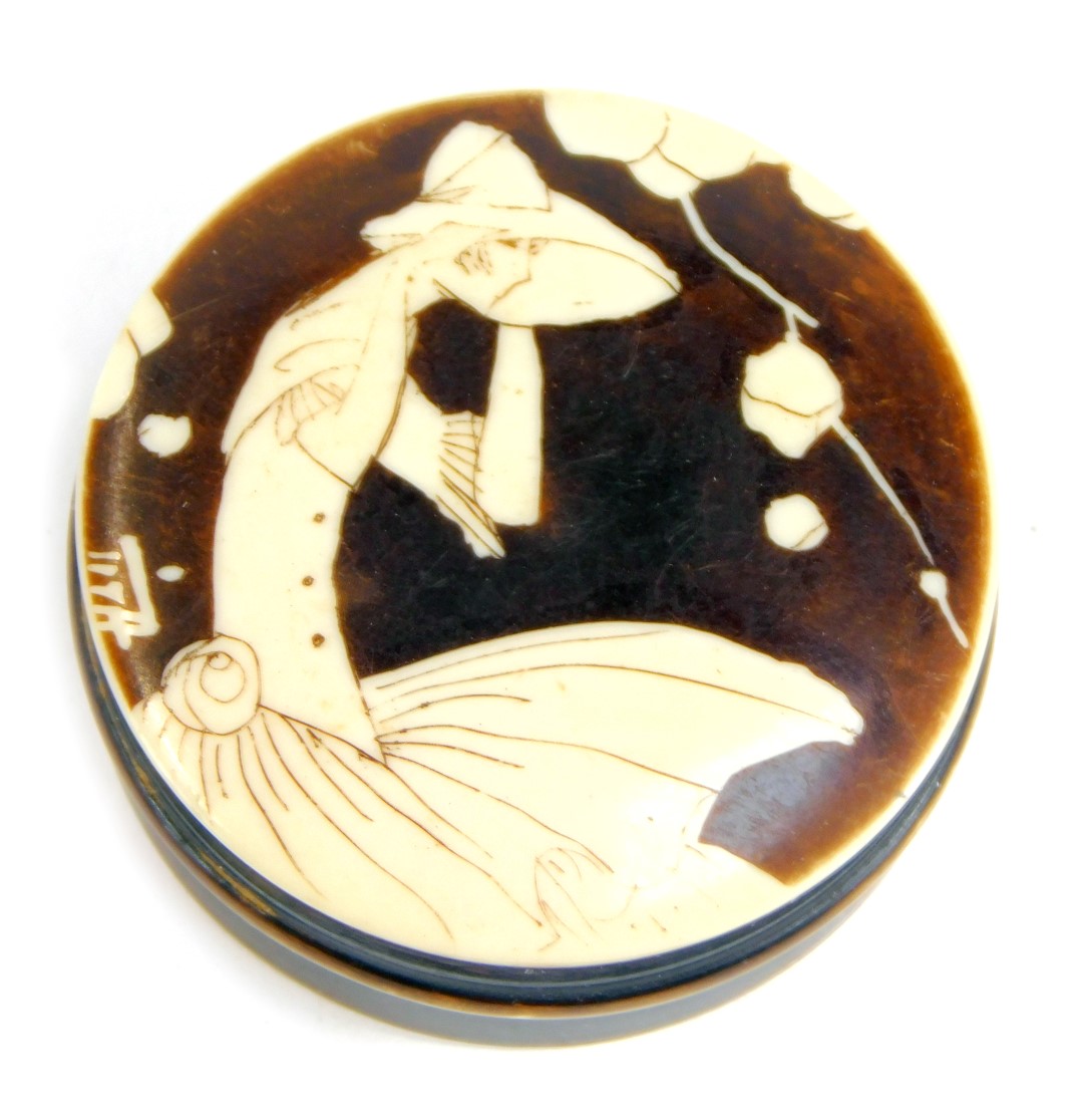 An Art Deco cream or ointment pot, with figure of lady in flowing dress and hat, 3.5cm diameter.