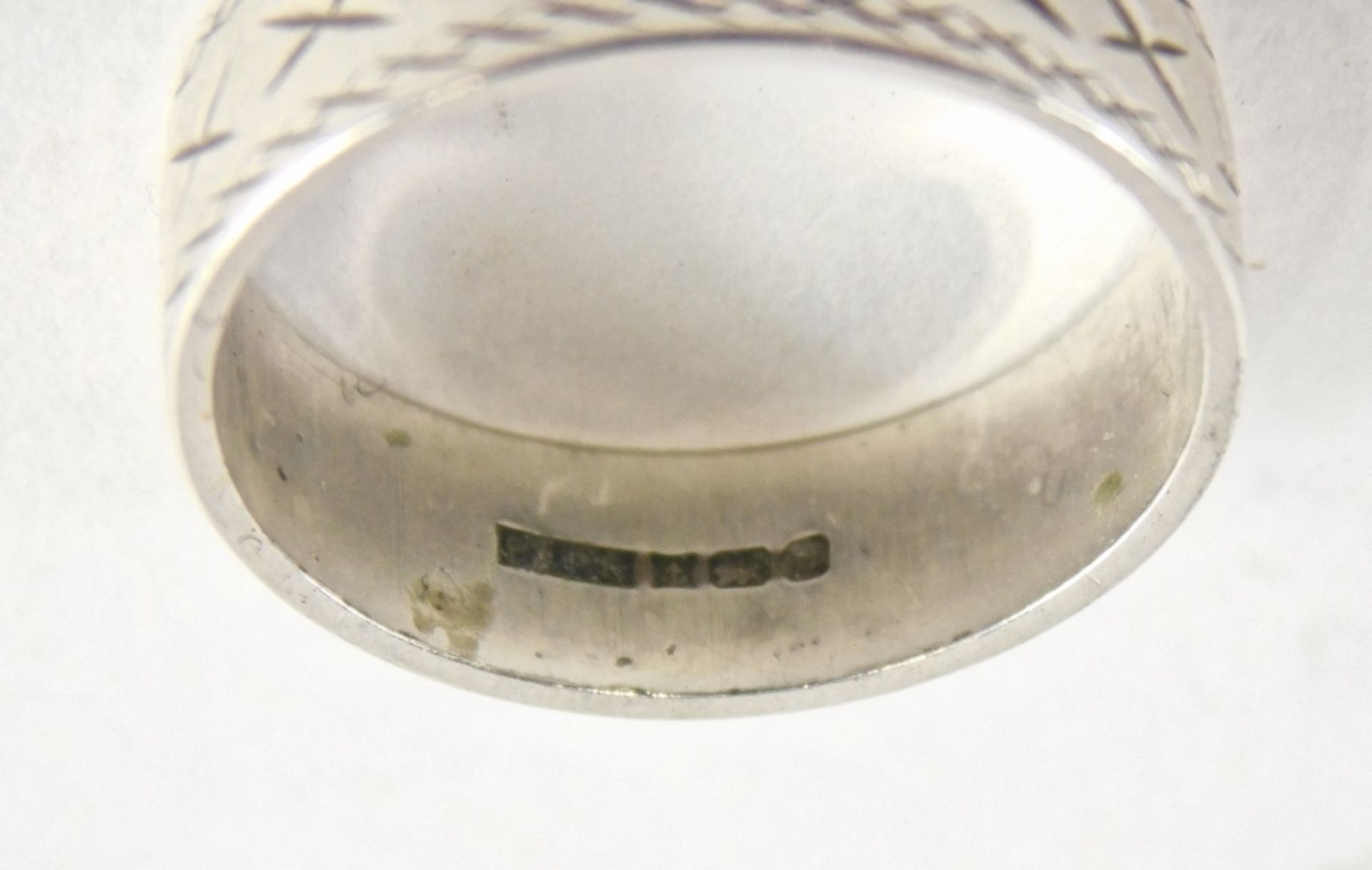 A silver signet ring, size P, pierced band, textured silver band, heart shaped locket, attached to s - Image 6 of 7