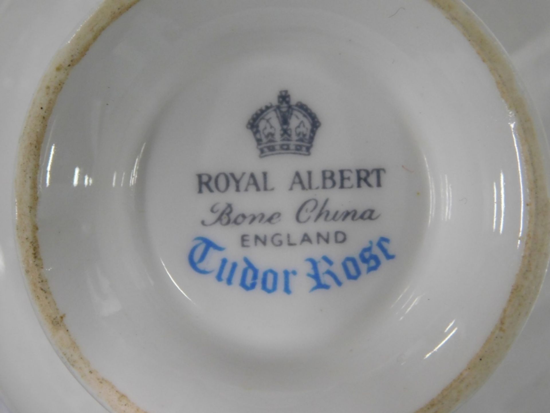 A comprehensive Royal Albert Tudor Rose pattern part dinner service, to include a pair of lidded tur - Image 2 of 2