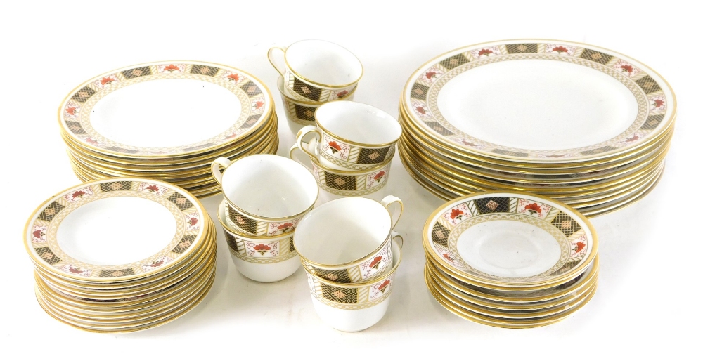 A Royal Crown Derby Derby Border pattern part dinner service, comprising dinner plates, 25cm diamete