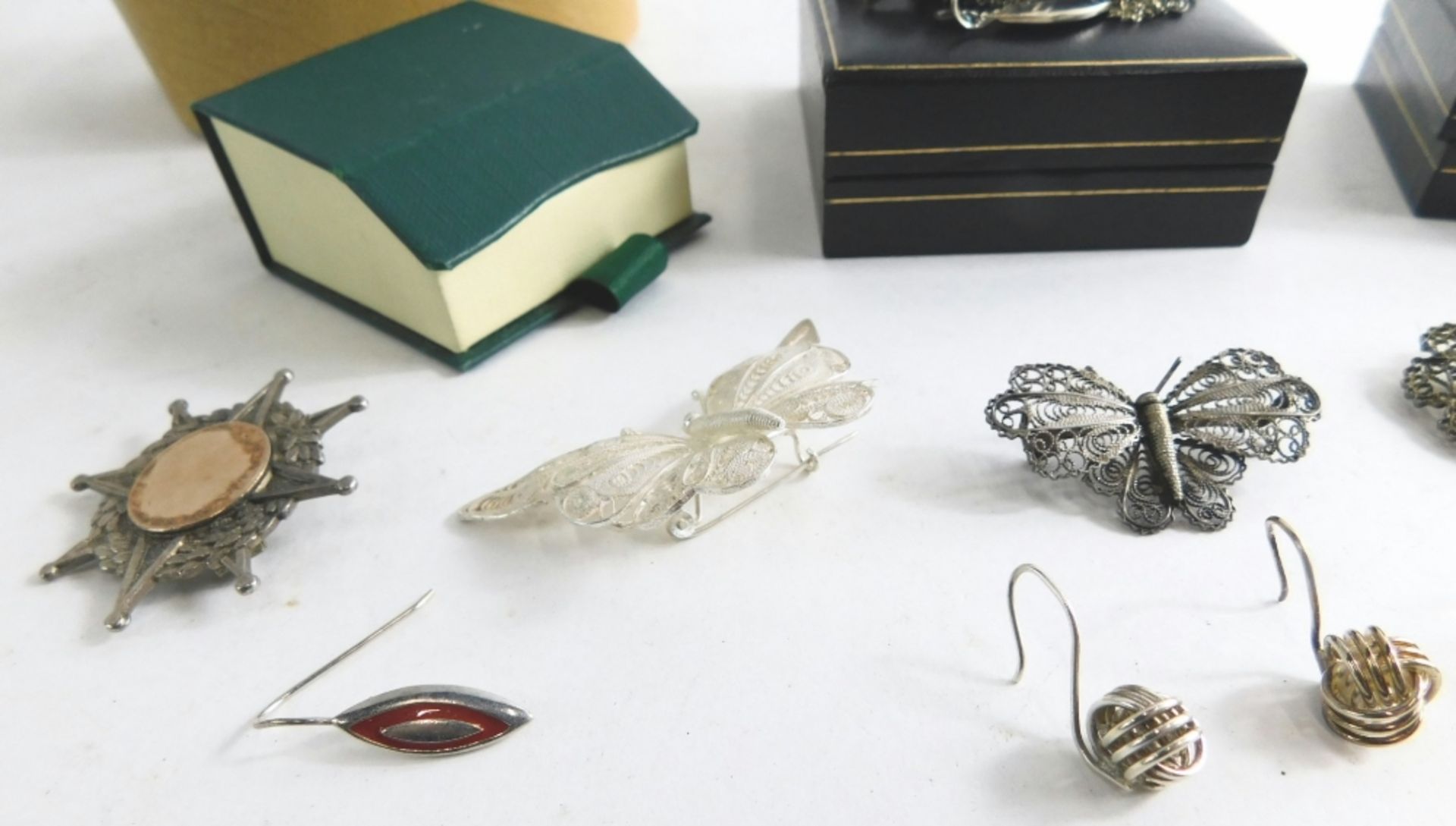 A group of silver and other costume jewellery, comprising a silver locket pendant, silver filigree b - Image 3 of 3