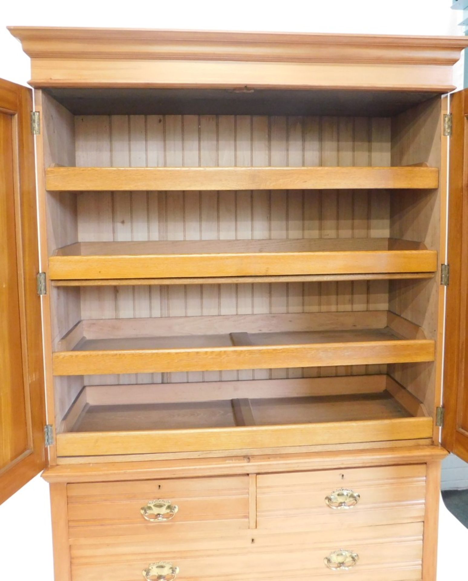 An Edwardian satin walnut bedroom pair, comprising press cupboard, with fitted interior, above two s - Image 4 of 7