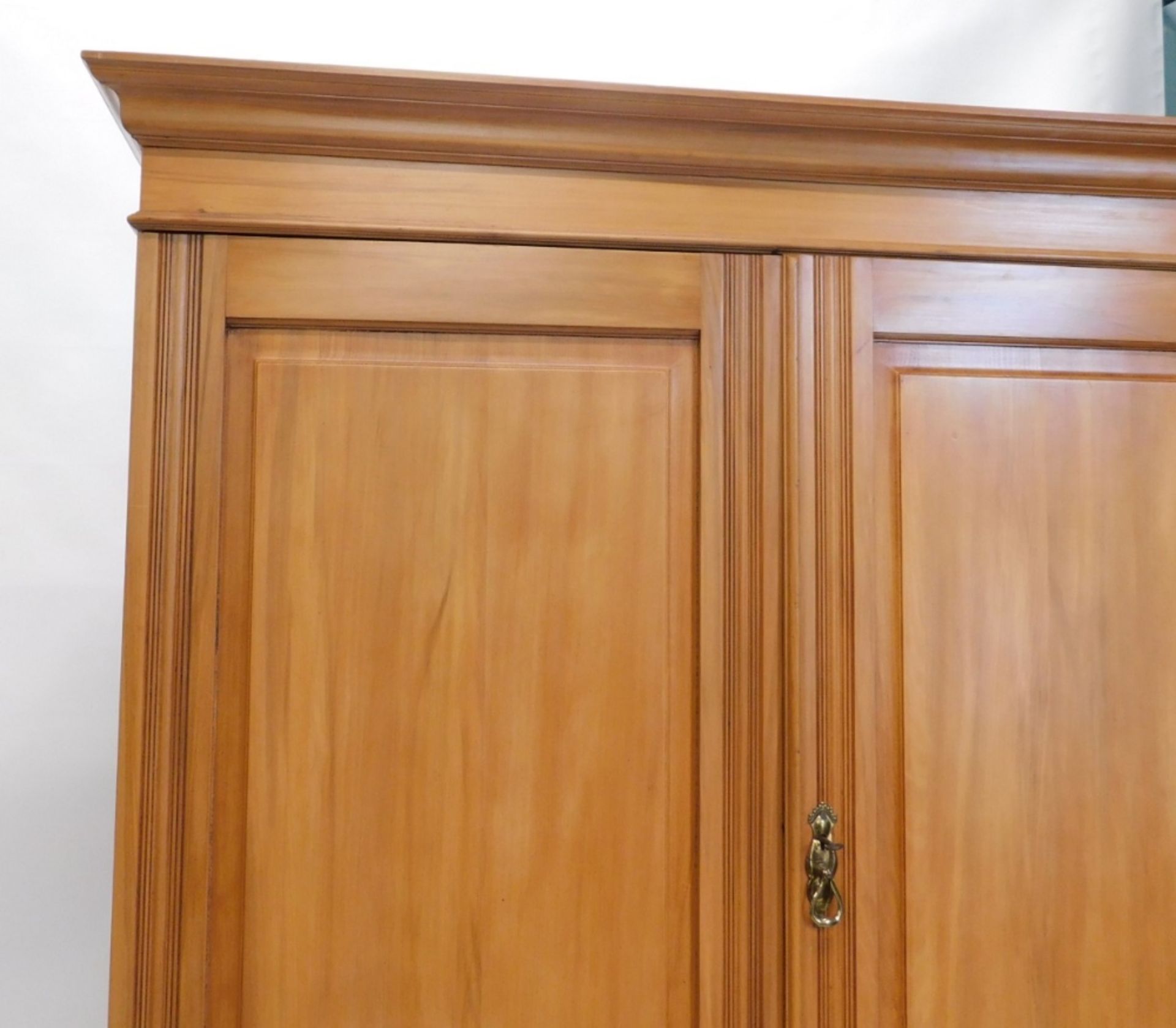 An Edwardian satin walnut bedroom pair, comprising press cupboard, with fitted interior, above two s - Image 3 of 7