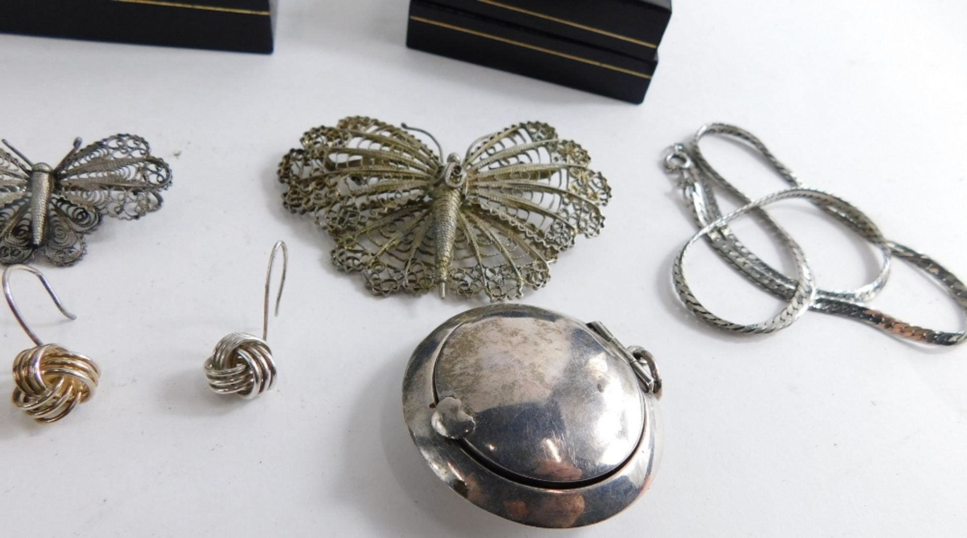 A group of silver and other costume jewellery, comprising a silver locket pendant, silver filigree b - Image 2 of 3