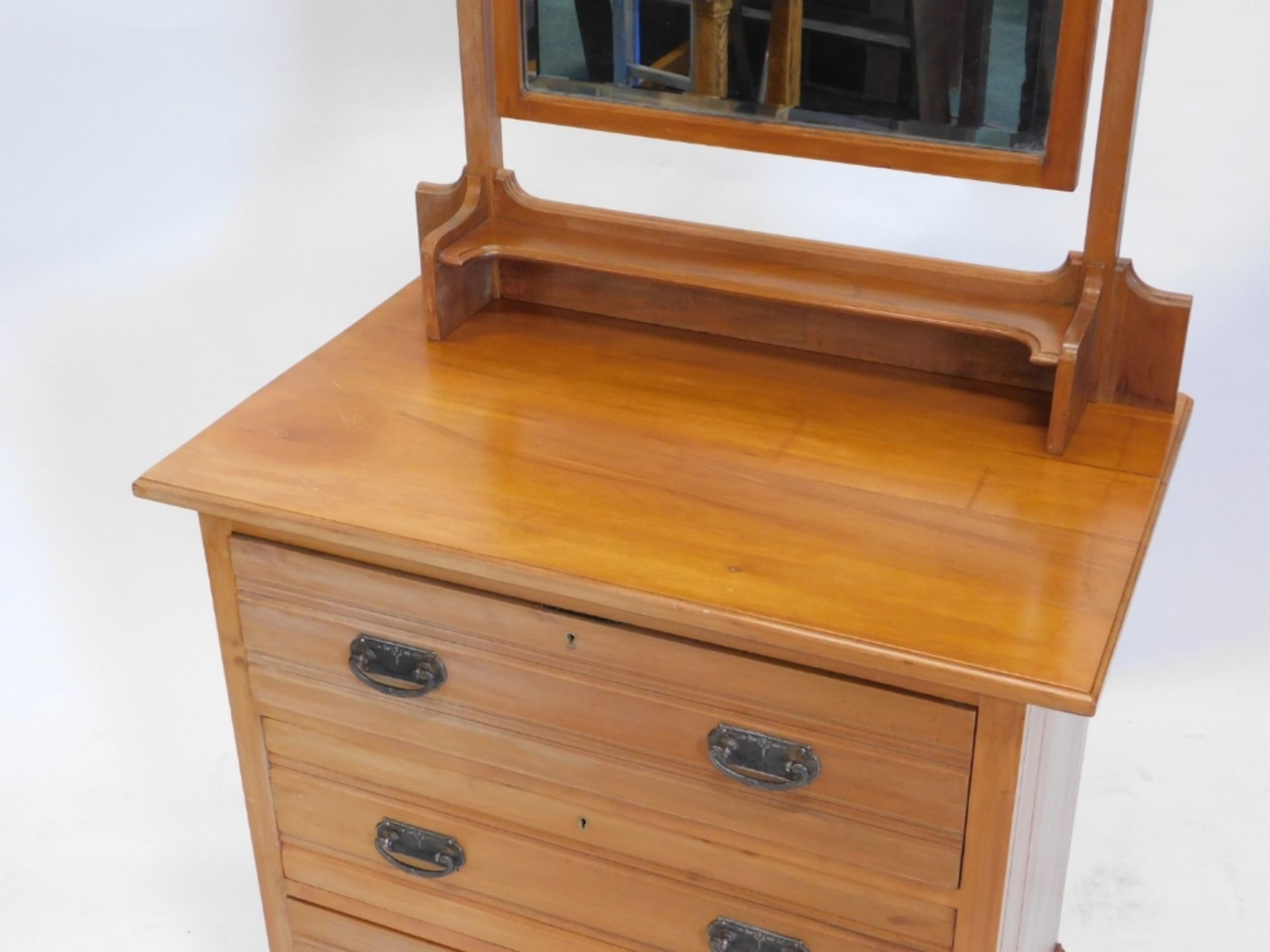 An Edwardian satin walnut bedroom pair, comprising press cupboard, with fitted interior, above two s - Image 6 of 7