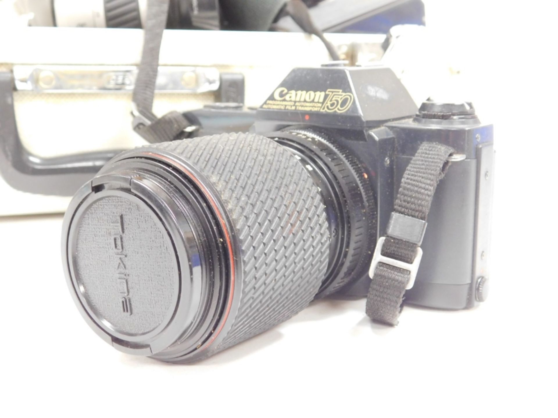 A Pentax P30 camera, Canon AE-1 camera, Canon T50 camera, Minolta 404SI Dynax digital camera, and fu - Image 4 of 6