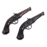 A pair of replica pistols, 29cm wide.