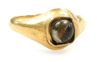 A cabochon set ring, in yellow metal, unmarked, size P, 2.2g.
