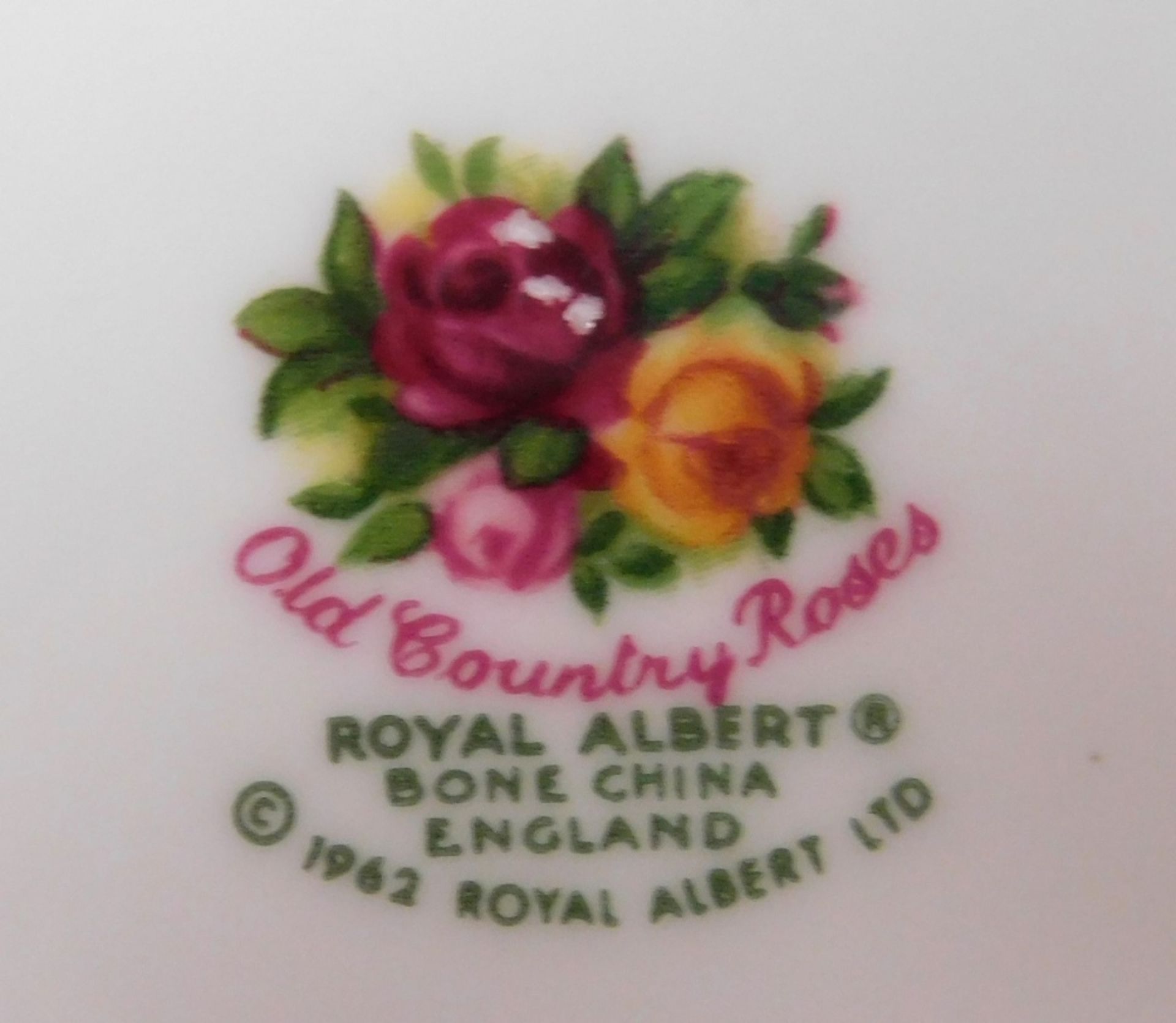 A group of Royal Albert Old Country Roses porcelain part tea and dinner wares, to include teacups an - Image 3 of 3