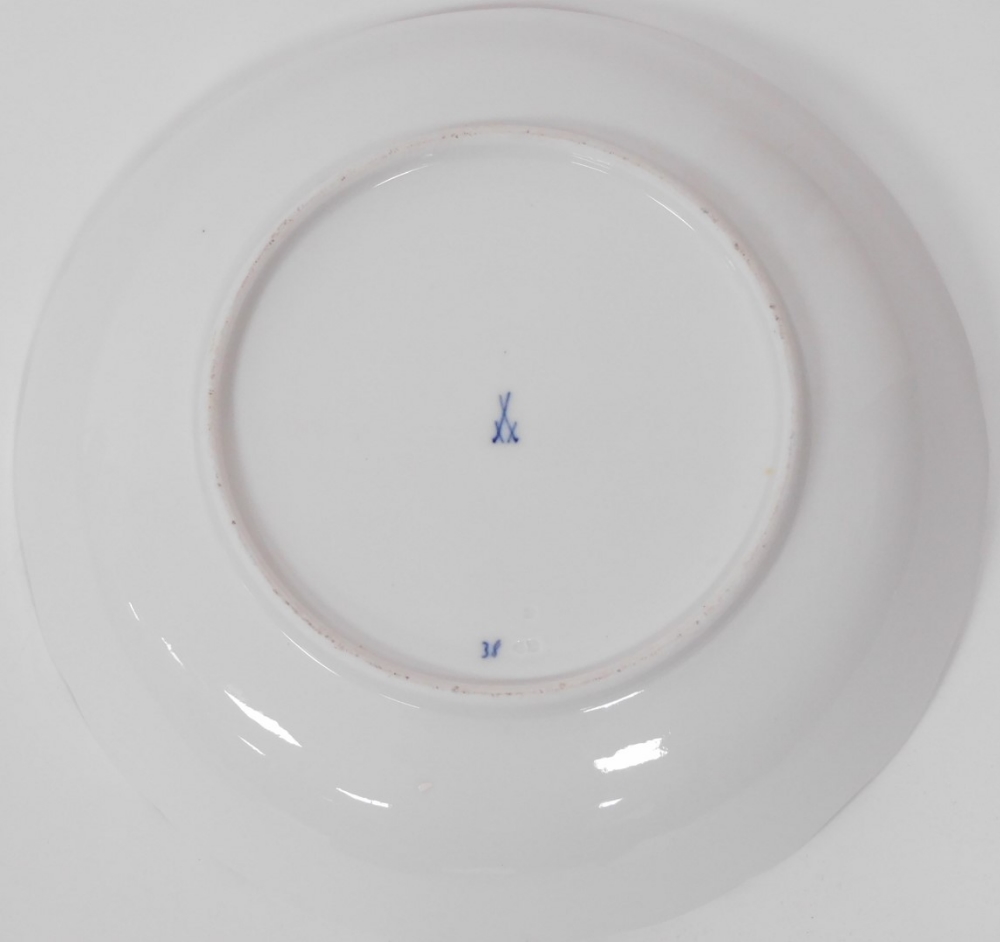 An early 20thC Meissen Onion pattern blue and white porcelain dinner and dessert service, comprisin - Image 4 of 4