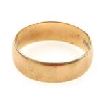 A 9ct gold wedding band, size T, 3.6g.