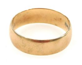 A 9ct gold wedding band, size T, 3.6g.