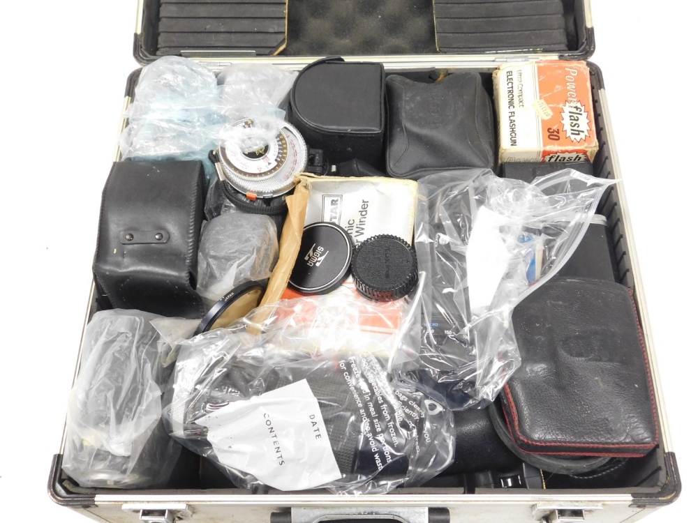 Cameras and lenses, including a Ricoh camera, Minolta, Vivta Series 1 Sky Light lens, and a Minolta - Image 2 of 4