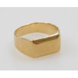 A lady's signet ring, possibly Egyptian, unengraved, size K, 5.8g.