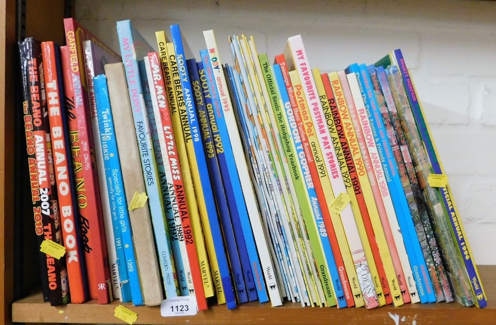 Various children's annuals, predominantly from the 90s, to include Sooty, Care Bears, Rainbow, Beano