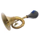 A brass car horn, 38cm wide.