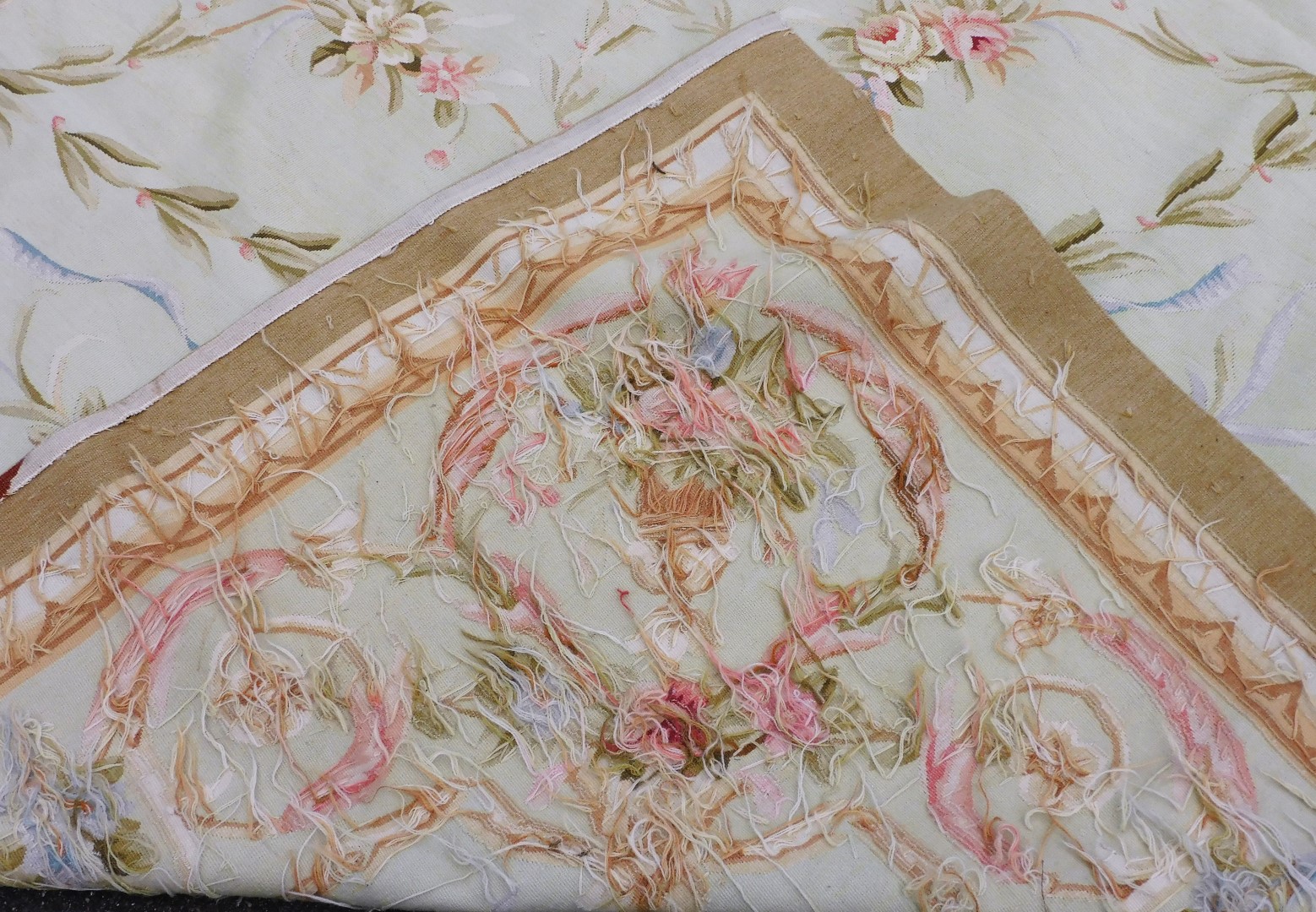 An Aubusson style tapestry hanging or rug, decorated with scrolls, urns, flowers, in pastel colours - Bild 3 aus 3