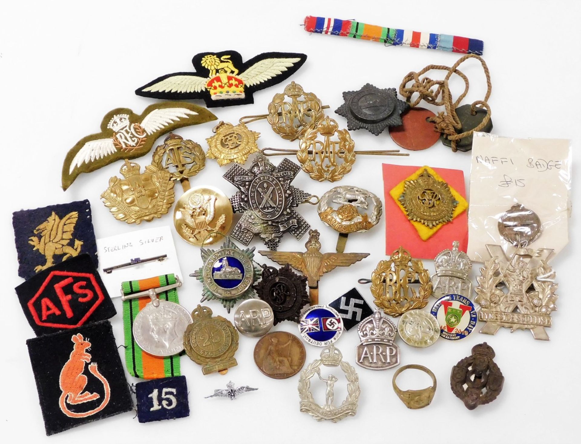 Military cap badges, including Parachute Regiment, Tyneside Scottish, Lincolnshire Regiment and High