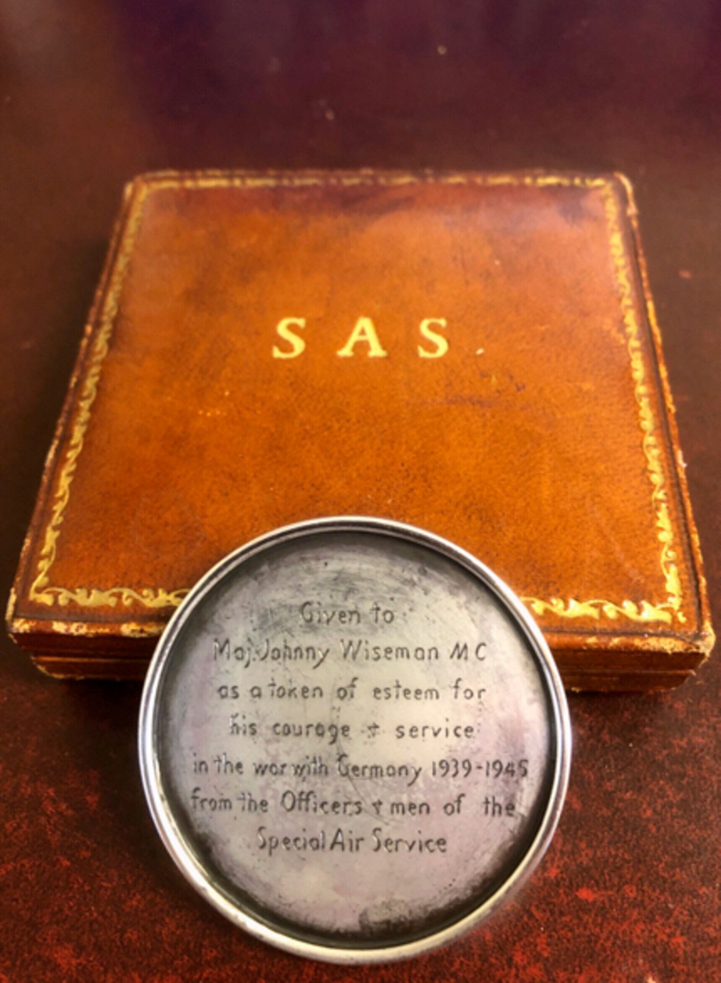 S.A.S. Interest. A circular medallion with the obverse cast SAS regimental badge with motto Who Dare