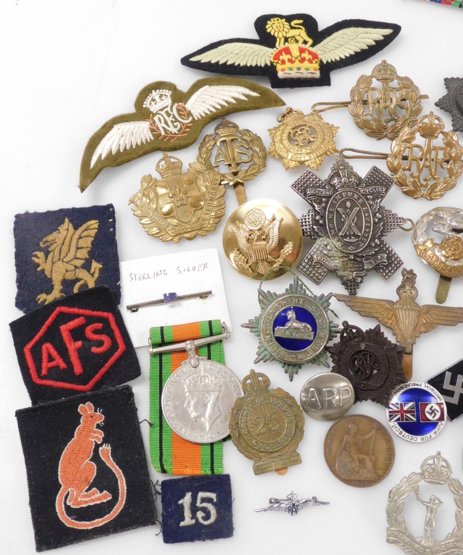 Military cap badges, including Parachute Regiment, Tyneside Scottish, Lincolnshire Regiment and High - Image 3 of 3
