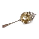 A George V silver tea strainer, with a raised beaded border, Sheffield 1919, 1.94oz.