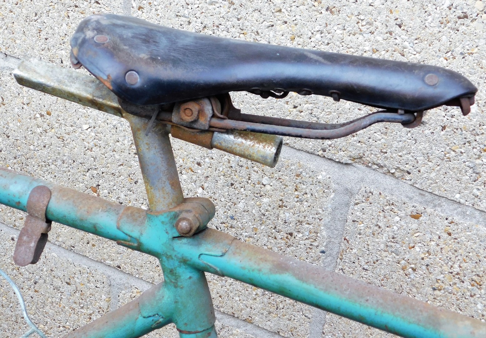 A vintage Reynolds tandem bicycle, in green trim, with leather seats and various canvas saddlebags. - Image 4 of 4