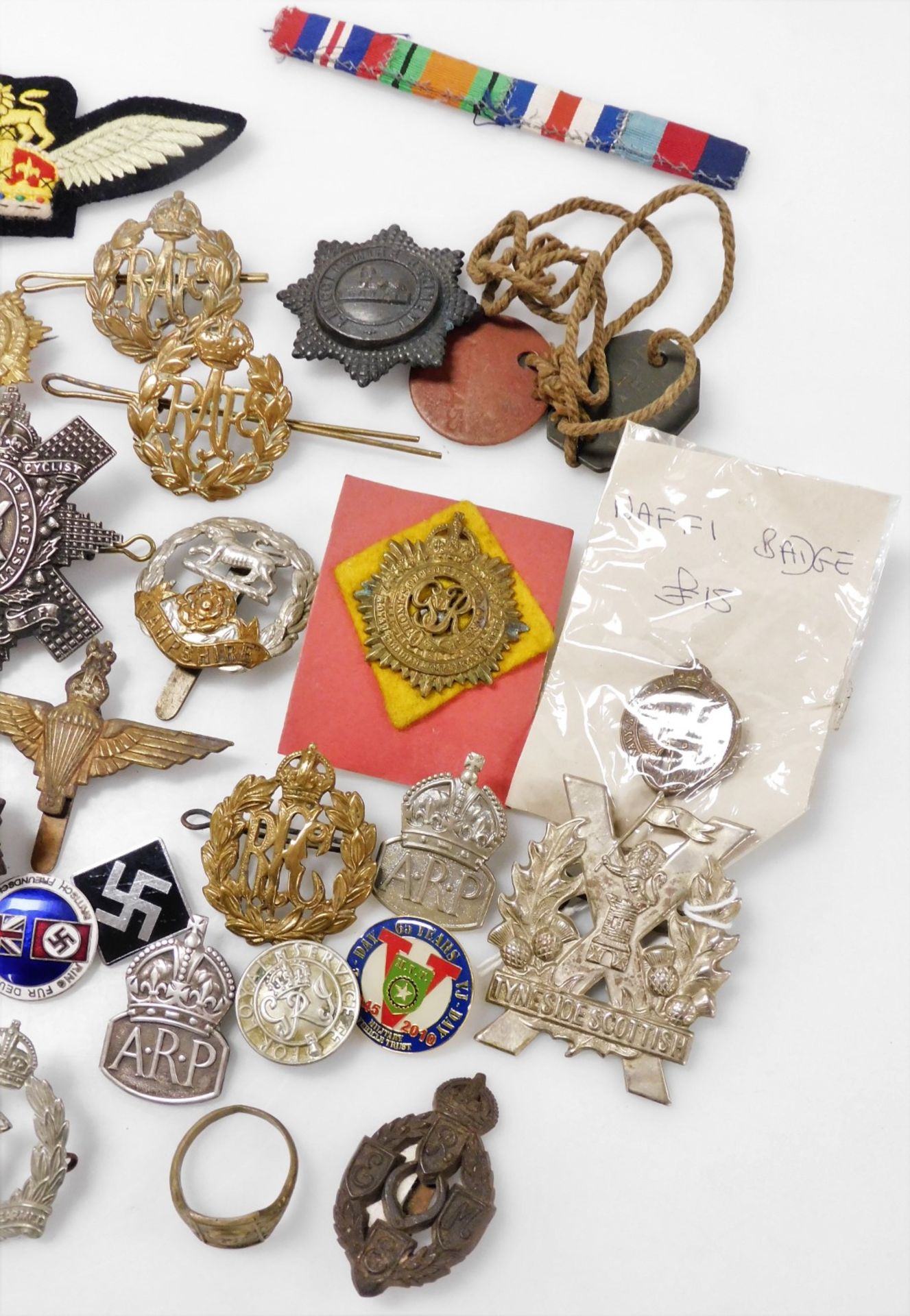 Military cap badges, including Parachute Regiment, Tyneside Scottish, Lincolnshire Regiment and High - Image 2 of 3