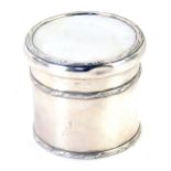 An Edward VII silver storage jar, with a reeded border, London 1907, 7.27oz, 8cm high.