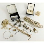 Various costume jewellery, comprising faux pearl and cultured pearl necklaces, compact, brooches 3cm