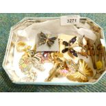 Various costume jewellery, brooches, butterfly brooch, etc. (1 tin)